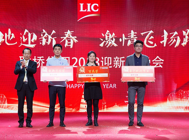 颁奖.jpg 颁奖.jpg