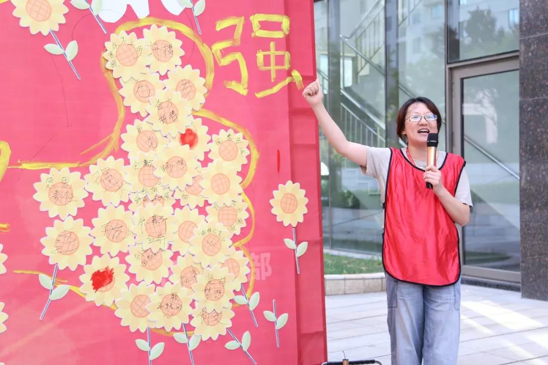 光耀先锋“新新”向荣—总部党支部:你们在前线全力冲击,我们在后方全心保障和服务,携手前行,变得更强!