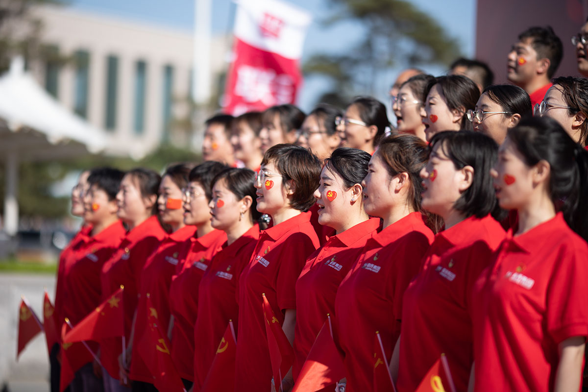 光耀先锋·致敬力量—近200名党员齐聚一堂,以唱红歌的形式,致敬峥嵘岁月,献礼百年征程,歌唱美好新时代,庆祝建党100周年