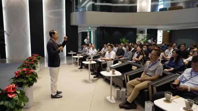 联桥集团党委书记、董事长慕镕键在威海市“青蓝接力”名家论坛开讲(图2) 联桥集团党委书记、董事长慕镕键在威海市“青蓝接力”名家论坛开讲(图2)