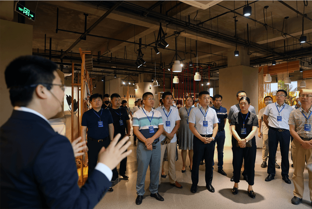 联桥集团党委书记、董事长慕镕键在威海市“青蓝接力”名家论坛开讲(图2) 联桥集团党委书记、董事长慕镕键在威海市“青蓝接力”名家论坛开讲(图2)