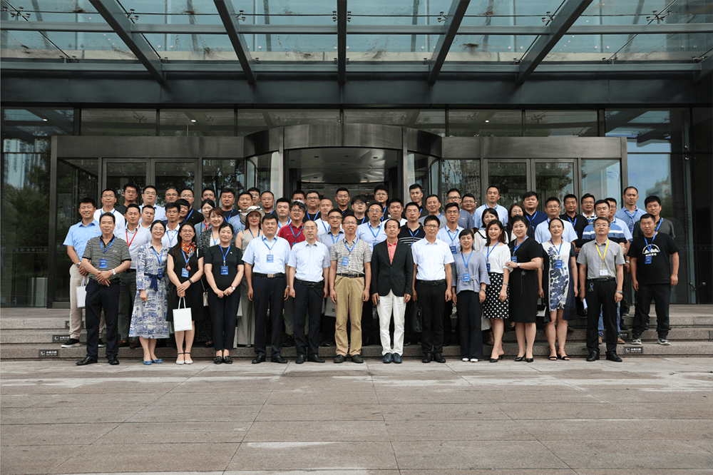 联桥集团党委书记、董事长慕镕键在威海市“青蓝接力”名家论坛开讲(图4) 联桥集团党委书记、董事长慕镕键在威海市“青蓝接力”名家论坛开讲(图4)